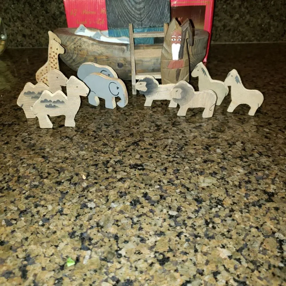 The Windsor collection Noah's Ark 17 Piece Set With Box